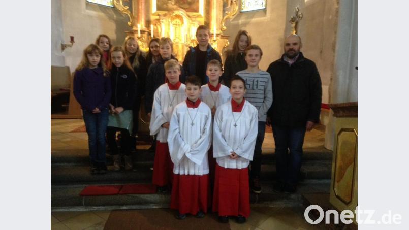 Vier neue junge Kirchenhelfer konnte Pfarrer Hans Spitzhirn am Sonntag feierlich in die Weiherner Ministerantengruppe aufnehmen. Dies sind Bastian Schmid, Felix Mayer, Lukas Kirchberger sowie Alexander Reil. Bild: slh