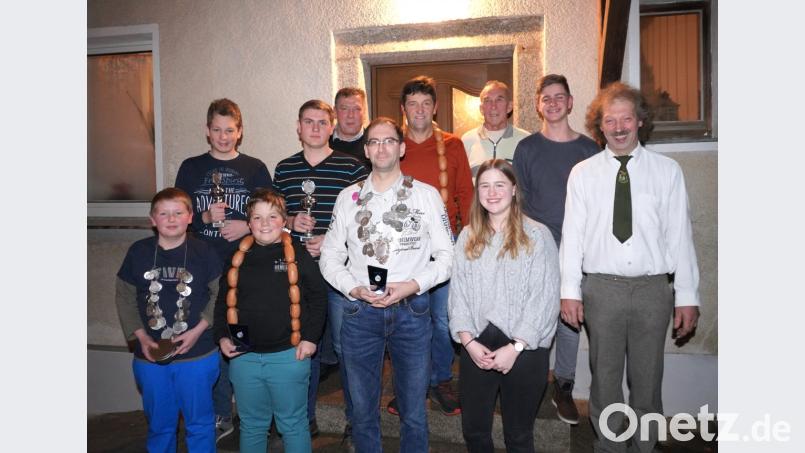 Die Spielberger Tell-Schützen küren ihre Würdenträger. Vorne, von links: Jugendschützenkönig Lorenz Meckl, Vizejugendkönig Maxi Wallmeyer, Schützenkönig Martin Völkl, Schützenliesl Theresa Völkl und Schützenmeister Johann Leipold. Hinten rechts Seniorenvereinsmeister Josef Völkl. Bild: fvo