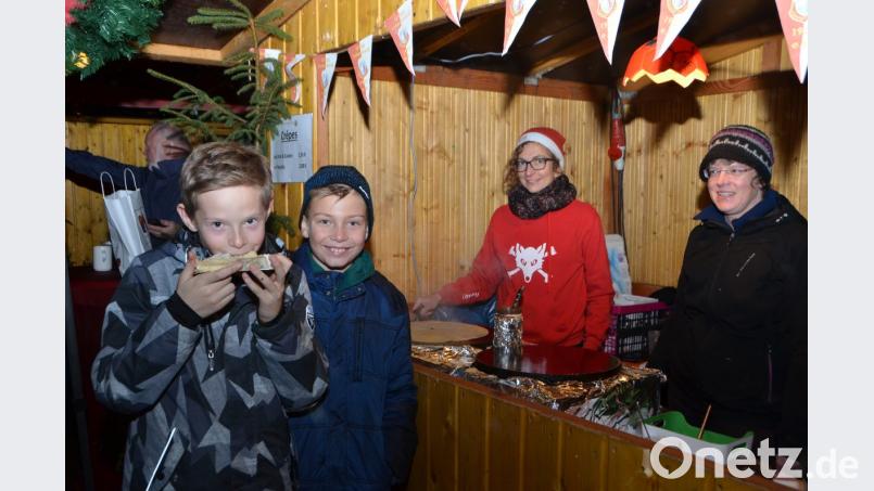 Hmh sind die Crêpes lecker, meint Timo Kurzka (links) und beißt genussvoll hinein. Bild: dob