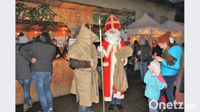 Der Nikolaus verteilte beim Weihnachtsmarkt kleine Geschenke an die Kinder. Bild: ral