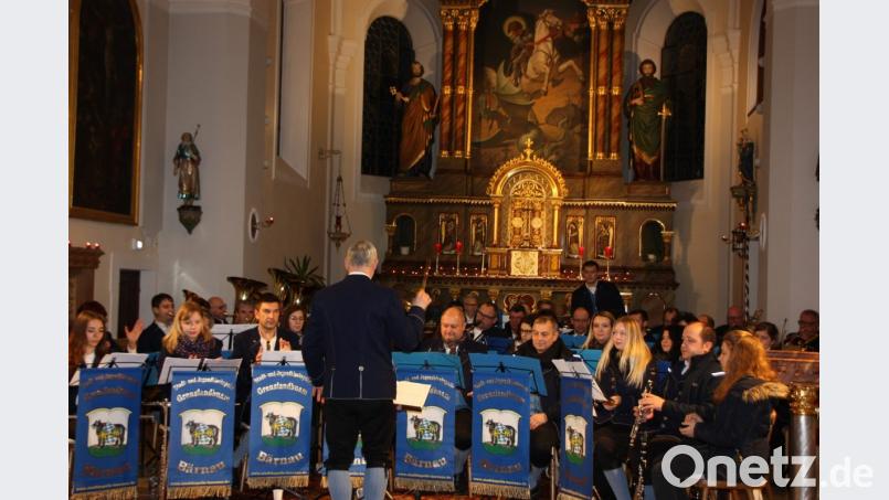 Die Grenzlandbuam und -moidla mit ihrem Dirigenten Günther Freundl überzeugten bei ihren traditionellen Weihnachtskonzerten die Zuhörer. Bild: flt