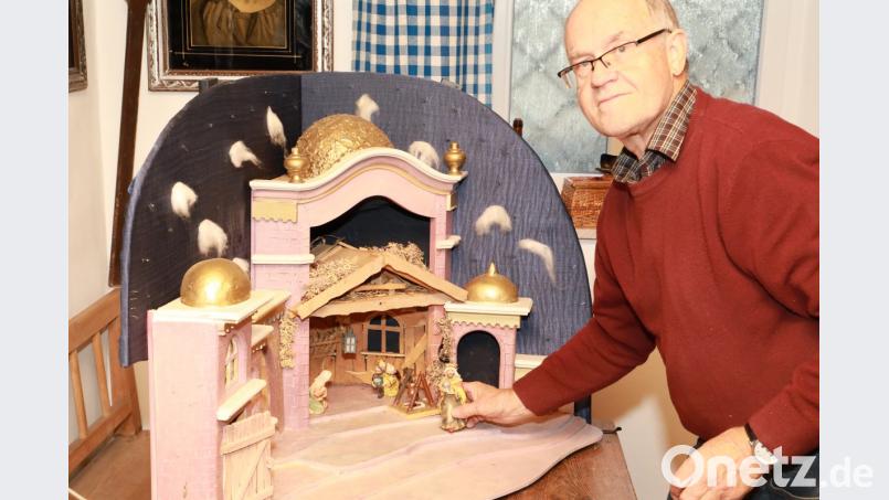 Museumsleiter Manfred Klöble trapiert die Figuren an der großen Wegmann-Krippe. Bild: njn