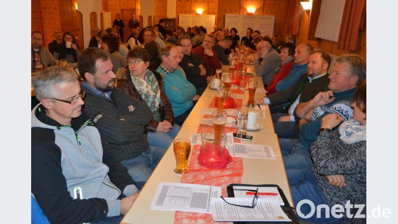 Rund achtzig Zuhörer waren ins Jugendheim gekommen, um sich aus erster Hand über die Bewerbung um eine Öko-Modellregion zu informieren. Aus der Versammlung ging klar der Auftrag hervor, sich darum auch zu bewerben. Bild: jr