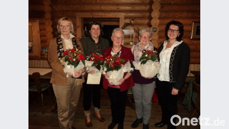 Vorsitzende Christiane Scherer (rechts) ehrte treue Mitglieder der Schwarzenfelder Frauen-Union. Bild: ksi