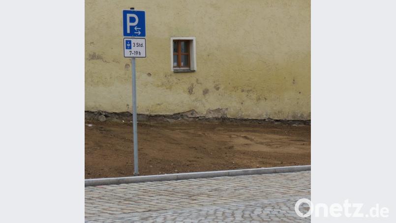 Schräg gegenüber in der Neunburger Straße beim Pfarrheim sind drei Stunden erlaubt. Das soll beispielsweise Kirchgängern oder Veranstaltungsbesuchern zugute kommen. Bild: kö