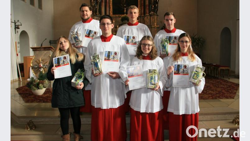 Langjährige Ministranten wurden für ihren Dienst mit Geschenken und Urkunden geehrt. Im Bild hinten von links: Alexander Lauton, Fabian Stock und Alexander Thoma. Vorne von links Laura Fröhler, Johannes Stengl, Sophia Mehler und Julia Tretter. Bild: wro