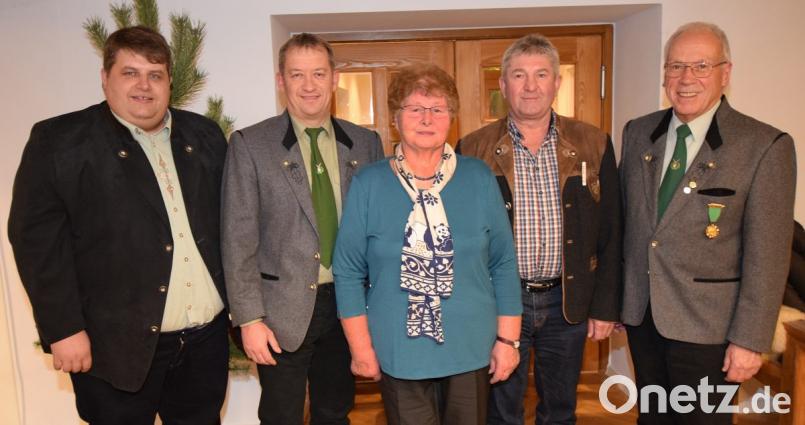 Ehrungen für langjährige Mitgliedschaft (von links): Bürgermeister Dieter Dehling, Manfred Koller (40 Jahre), Anni Nägerl (50 Jahre), Werner Bielesch (40 Jahre) und Schützenmeister Bruno Müller. Bild: no