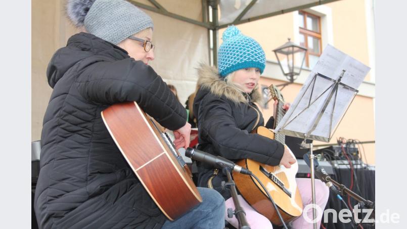 Junge Künstlerinnen beim Vortrag auf der Bühne Bild: frd