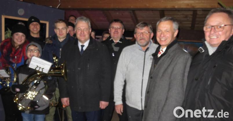 Die 7. Krippenausstellung ist eröffnet. (Von links): Bläser des Musikvereins, Landrat und Schirmherr Richard Reisinger, 1. Bürgermeister Hans-Martin Schertl, Vorsitzender Wolfgang Albersdörfer, 2. Bürgermeister Thorsten Grädler, Stellvertretender Vorsitzender und 3. Bürgermeister Heinrich Ruppert. Bild: rha