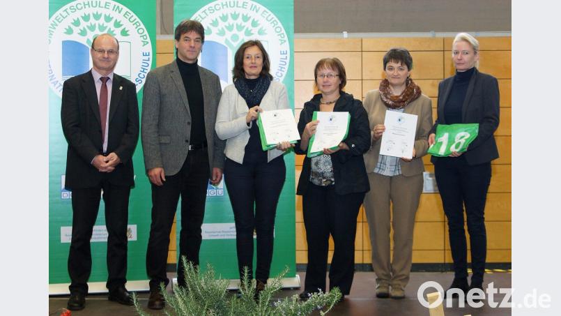 LBV-Vorsitzender Norbert Schäffer (von links) Karl-Friedrich Barthmann (Umweltministerium Bayern), Martina Saffert (Konrektorin Grundschule Kümmersbruck), Lydia Demleitner-Kotz (Mittelschule Hahnbach), Helga Gradl (Schulleiterin Mittelschule Ensdorf) und Sabine Stopfer-Birner (Stellvertretende Schulleiterin Mittelschule Ensdorf) freuen sich über die Auszeichnung. Bild: Pressefotograf des Umweltministeriums