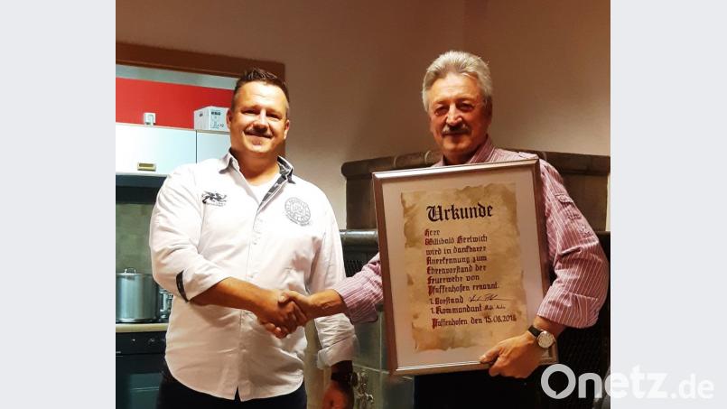 Vorstand Stefan Kuhn (links) ernennt Vorgänger Willibald Hertwich zum Ehrenvorsitzenden. Bild: jp