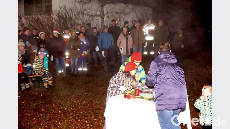 Die kleinen Feuerdrachen gestalten einen Adventskranz und erklären seine Symbolhaftigkeit Bild: bkr