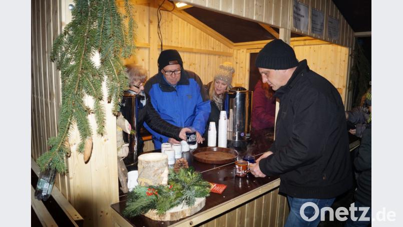 Kulturkreischef Franz Hermann Beckmann (Mitte) und seine Helferinnen haben beim Glühweinverkauf alle Hände voll zu tun. Bild: du