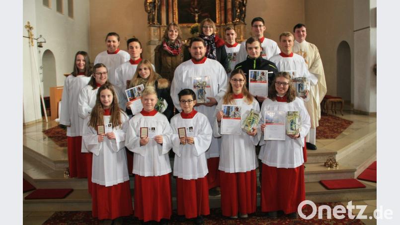 Ministranten-Neuaufnahmen, Ehrungen und Verabschiedungen standen im Mittelpunkt beim Gottesdienst mit Pfarrer Maximilian Roeb (rechts) in der katholischen Pfarrkirche Sankt Michael. Bild: wro