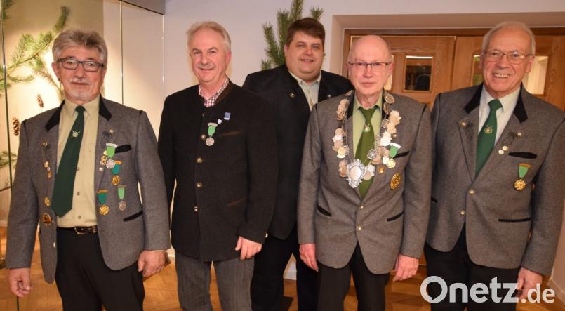 Bei der Proklamation (von links): 1. Ritter Lorenz Geitner, 2. Ritter Manfred Herbst, Bürgermeister Dieter Dehling, Schützenkönig Werner Gleißner und Schützenmeister Bruno Müller. Bild: no