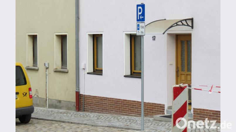 Auf diesen Parkflächen in der Neunburger Straße nahe der Metzgerei darf maximal eine Stunde geparkt werden. Das soll das Einkaufen erleichtern. Bild: kö
