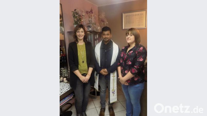 Pfarrvikar Bivin segnet den Frisörsalon von Sandra Werner und Magdalena Voit (rechts). Bild: gz