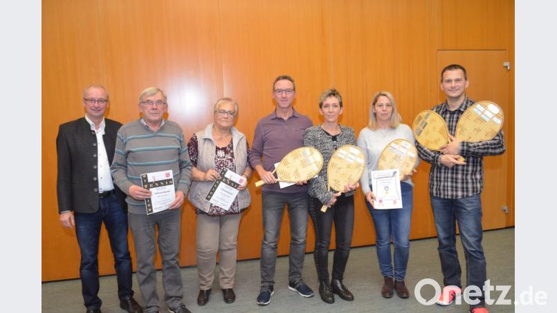 Werner Härtl ehrt Willi und Gisela Würf für 30 Jahre Mitgliedschaft sowie die Vereinsmeister Siegfried Loitzl, Christine Bauer, Sandra Hoch und Martin Gillitzer (von links). Bild: fz