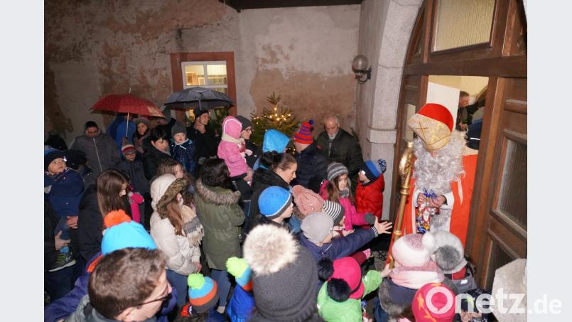 Der Nikolaus (Michael Troidl) ist von Kindern umringt. Bild: fvo