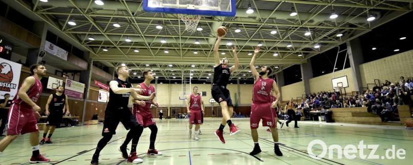 Jonas Meißner (am Ball) geht zum Korb. Der Neustädter Center war mit 18 Punkten bester Werfer seines Teams. Bild: Büttner, Gerhard