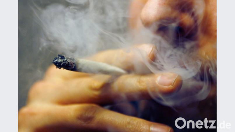 Drei Drogenhändler sitzen in Amberg auf der Anklagebank. Bild: Daniel Karmann/dpa