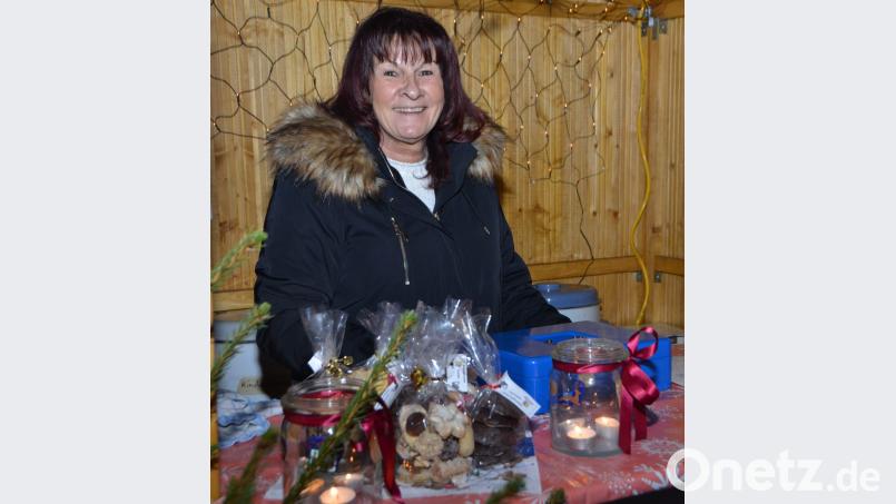 Ilona Schlesinger verkauft für das Evangelische Haus für Kinder Gottfried Sperl. Bild: dob