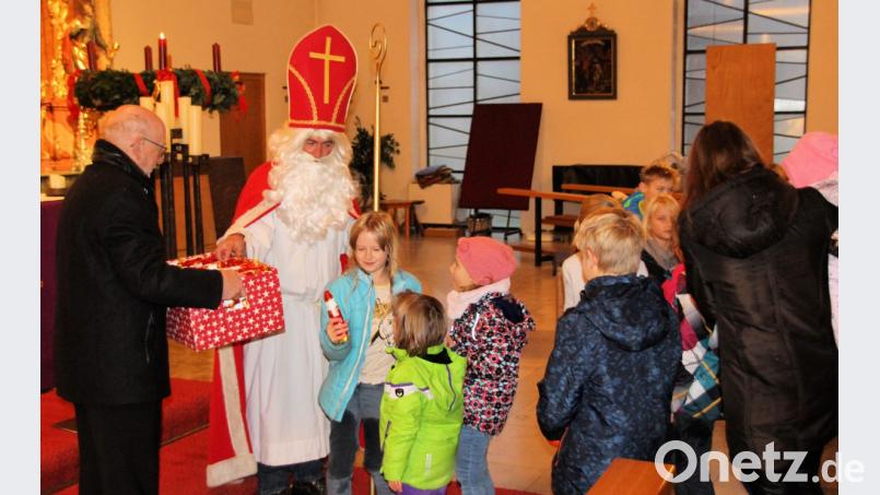 Gebannt blickten die Kinder zum Nikolaus der für die Kinder Schokonikoläuse verteilte Bild: bjo