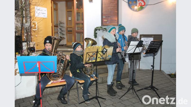 Die Nachwuchsbläser des Musikvereins Waidhaus stimmen auf den Advent ein. Bild: pi