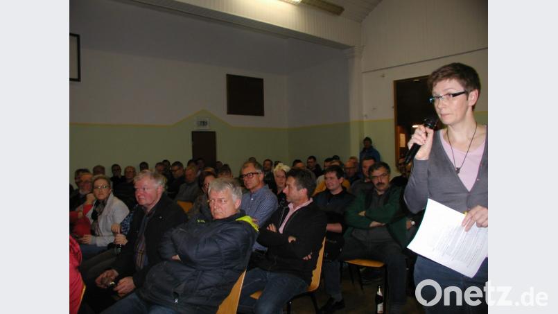 Auch die Bürgerinitiative Natur Fichtelsee meldete sich bei der Bürgerversammlung zu Wort. Die Gemeinde Mehlmeisel hat überiegs aktuell 1969 Einwohner und bislang 31 Sterbefälle, acht Geburten, 138 Weg- und 89 Zuzüge zu verzeichnen. Bild: gis