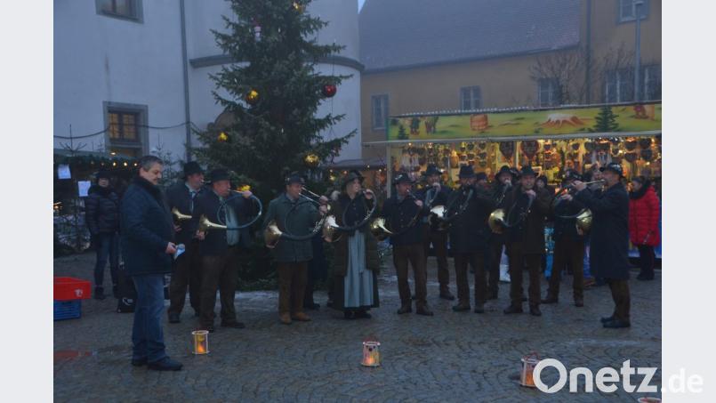 Es wäre so schön gewesen, hätte Petrus das richtige Wetter geschickt. Die Grenzland-Jagdhornbläser eröffneten den zehnten "Advent im Schloss". Bild: dob