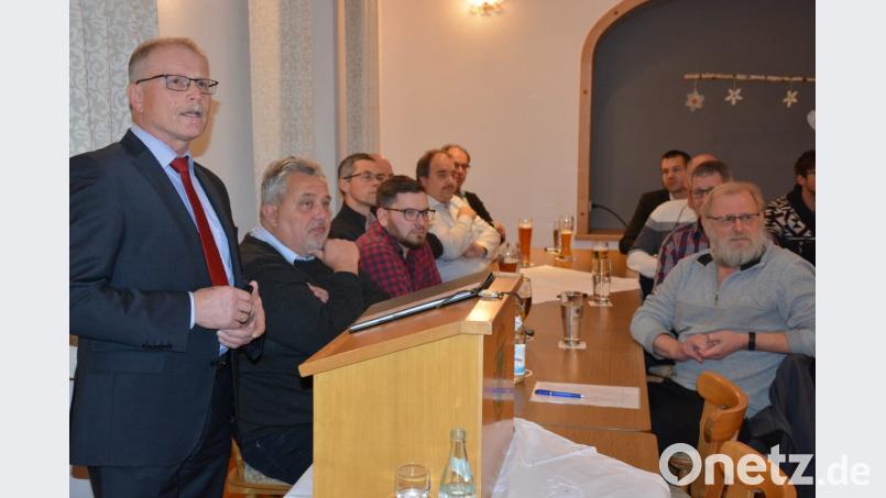 Bürgermeister Max Bindl (stehend) informiert in der Bürgerversammlung umfassend über das Gemeindegeschehen. Bild: jr