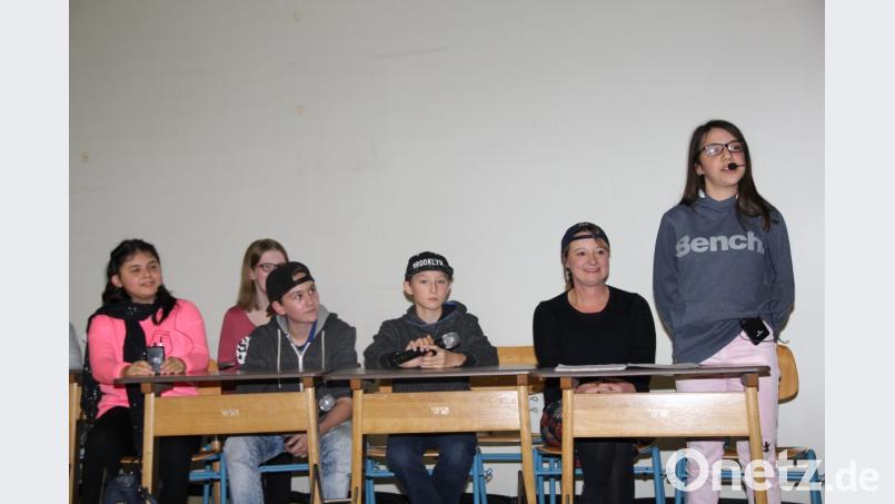 Mit ihren Gesangseinlagen und einem Sketch geben die Willmannschüler einen Einblick in ihre Arbeit im Bereich Musik und Theater. Bild: ads