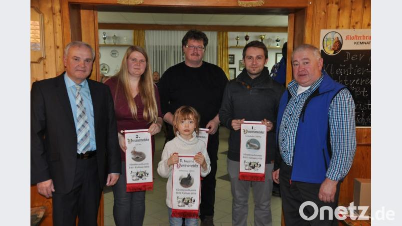 Vorsitzender Helmut Kopp, Ausstellungsleiter Johannes Zehrer (von rechts) und Bürgermeister Günter Kopp gratulieren Katrin Sporr, Stefan Glaser und Pia Sporr (von links) zu ihren Kaninchen, die ihnen vordere Plätze bei der Vereinmeisterschaft einbringen. Bild: ak