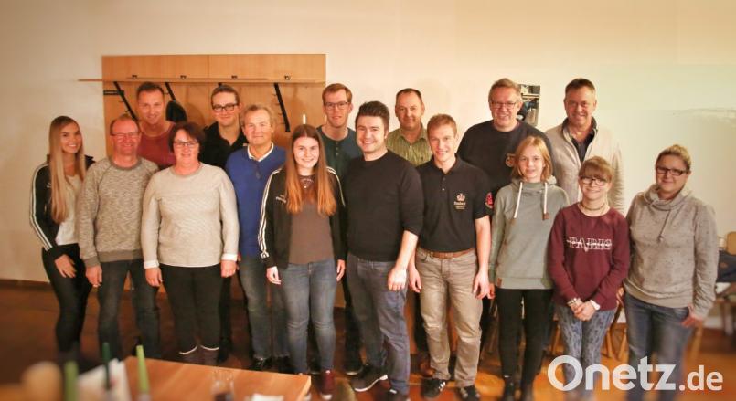 Das Team des Bürgerballs um Andreas Denk (Mitte) hat Spenden an Vereine und Institutionen übergeben, die sich ehrenamtlich um Kinder und Jugendliche in der Gemeinde kümmern. Bild: wec