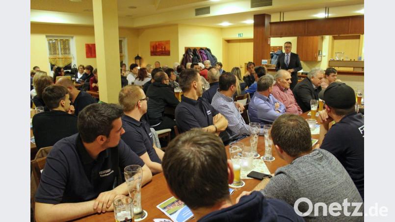 Komplett gefüllt war das FC-Sportheim beim Dankesessen der Stadt. Bürgermeister Franz Stahl war begeistert vom Engagement der Ehrenamtlichen. Bild: exb
