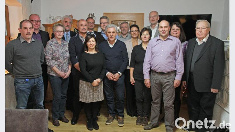 Ein großer Tag für die Firma Schulte &amp; Schmidt: Gefeiert werden Jubilare, unter anderem Bernhard Zwerenz (Fünfter von links). Er hält dem Unternehmen seit 50 Jahren die Treue. Bild: nm