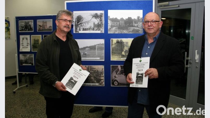 Mit „Kennst me nu?“ ist der neue Heimatkalender überschrieben, den Erich Schraml und Bürgermeister Wolfgang Braun (von rechts) am Freitagabend vorstellten. Bild: wro