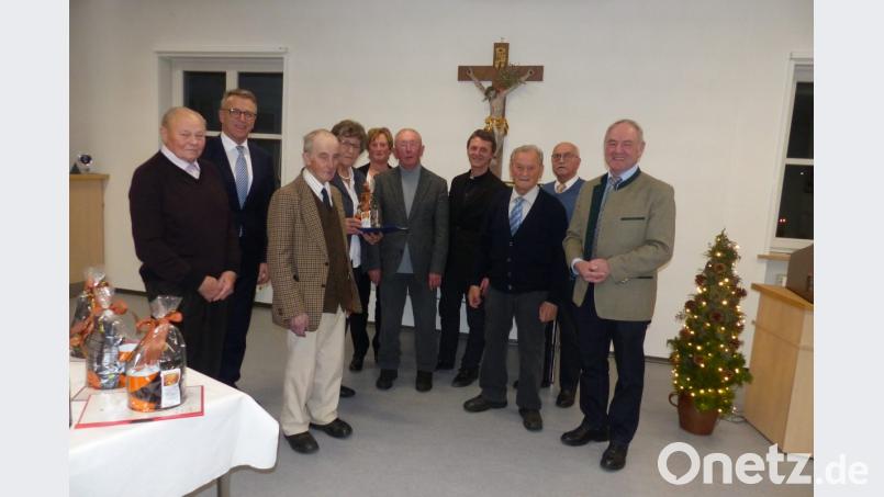Mit einer Urkunde und kleinem Präsent wurden im Beisein der Vorsitzenden Elmar Pilz und Roswitha Bäuml sowie Präses Paul Gebendorfer und Bürgermeister Franz Stahl langjährige Mitglieder ausgezeichnet. Anwesend waren Klaus Döbereiner, Otto Mark, Karl Ziegler, Richard Weiß, Herbert Konrad und Marga Kohl. Bild: kod