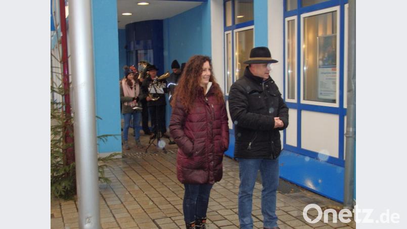 Bei "fast perfektem Wetter" eröffnete Bürgermeister Karlheinz Budnik die Weihnachtsstandl-Saison. Links Fremdenverkehrs-Referentin Sandra Henkens; im Hintergrund die Stadtkapelle. Bild: wrt