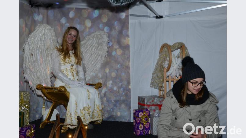 Der Schwarzenbacher Adventsmarkt des Vereinskartells am neuen Dorfplatz ist ein voller Erfolg. Bild: bey