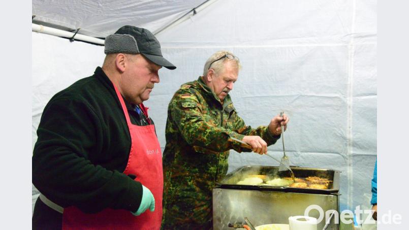 Der Schwarzenbacher Adventsmarkt des Vereinskartells am neuen Dorfplatz ist ein voller Erfolg. Bild: bey