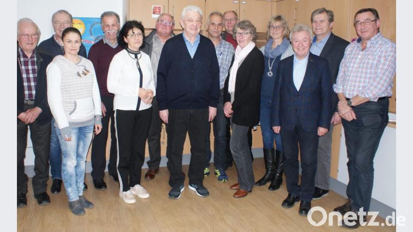 Zur Freude der beiden Schulleiter, Beate Vetterl (vierte von rechts) und Werner Winderl (zweiter von rechts), sowie Bürgermeister Heinz Weigl (sechster von links) unterstützt der Förderverein unter dem Vorsitz von Karl-Heinz Stoppa (siebter von links) die Schule sehr. Vorstand und Mitglieder führten eine konstruktive Diskussion über Themen der Schule. Bild: weu