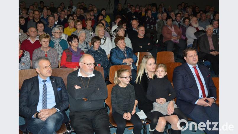 Gut 250 Besucher verfolgten das Konzert in der Mehrzweckhalle, darunter Bürgermeister Roland Grillmeier (links), Stellvertreter Stefan Grillmeier (rechts) und Stadtpfarrer Anton Witt (Zweiter von links). Bild: jr