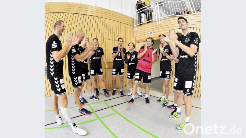 Applaus, Applaus. Der VC Amberg liegt nach dem Sieg gegen Regenstauf mit fünf Zähler Vorsprung auf Platz eins der Volleyball-Bayernliga. Bild: hubert Ziegler