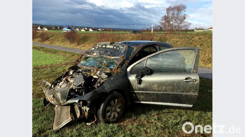 Trotz des heftigen Aufpralls mit der Fahrzeugschnauze und mehrfacher Überschläge blieb die Fahrgastzelle des Kleinwagens formstabil und die 24-jährige Unfallfahrerin verletzte sich nur leicht. Bild: zm