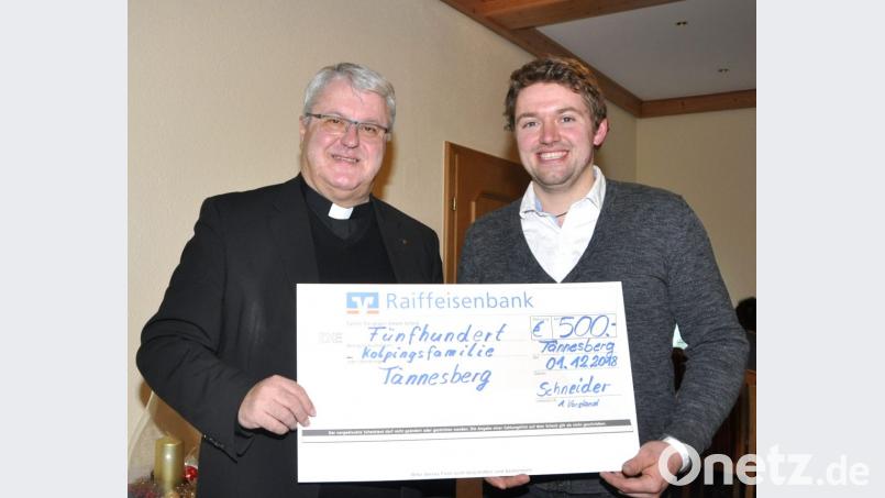 Josef Schneider (rechts), Vorsitzender der Kolpiingsfamilie, überreicht Diözesanpräses Karl-Dieter Schmidt einen Scheck in Höhe von 500 Euro. Bild: es