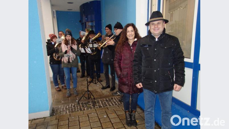 Bei "fast perfektem Wetter" eröffnete Bürgermeister Karlheinz Budnik die Weihnachtsstandl-Saison. Links Fremdenverkehrs-Referentin Sandra Henkens; im Hintergrund die Stadtkapelle. Bild: wrt