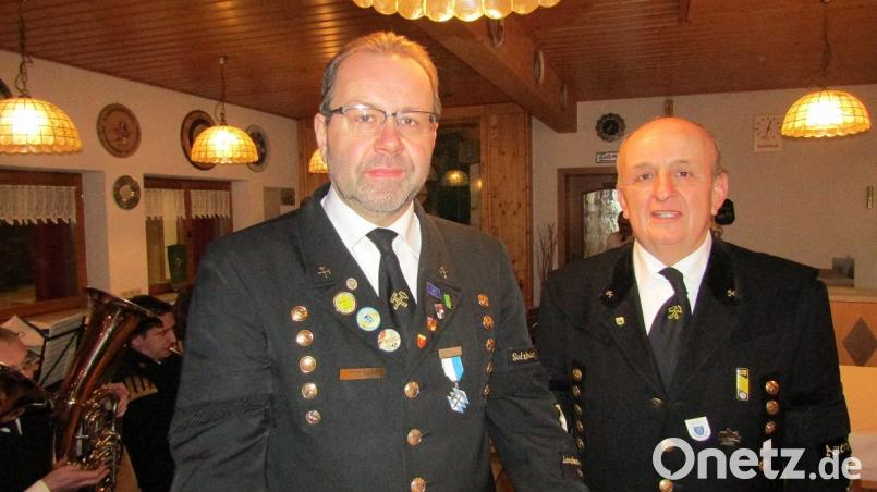 Der Landesverbandsvorsitzende Armin Kraus (links) und Andreas Wilhelm, Vorsitzender des Bergknappenvereins Auerbach, versprechen in ihren Ansprachen, die bergmännische Tradition wachzuhalten. Bild: sck