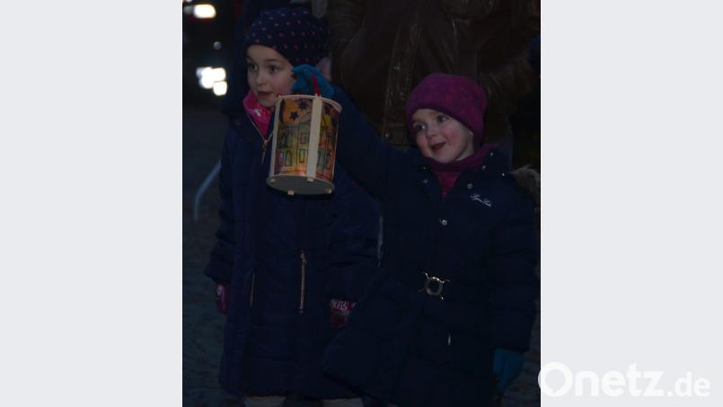 Es wäre so schön gewesen, hätte Petrus das richtige Wetter geschickt. "Wir tragen ein Licht", verzauberten die Kinder des städtischen Anton Ferazin Kindergartens die Besucher mit ihrer Aufführung. Bild: dob