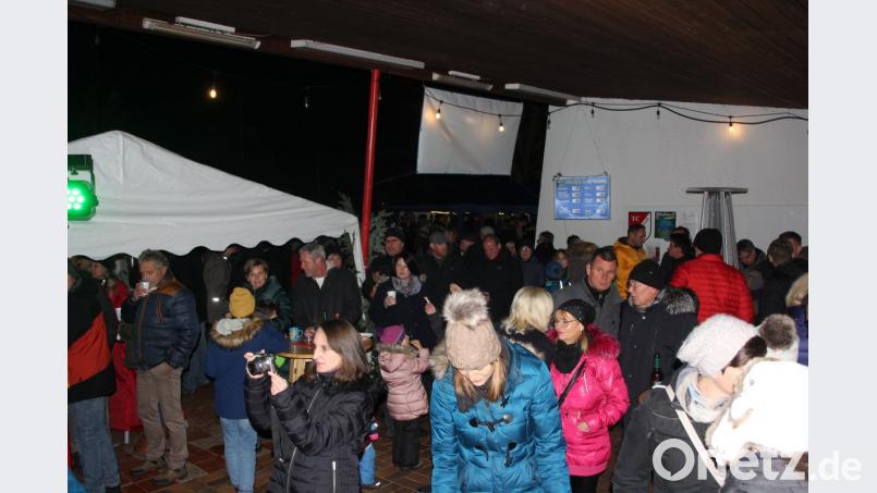 Mächtig was los war im luftigen Winterzelt, in das der &quot;Fussballstammdisch Tirschenreuth&quot; und der Tennisclub im ATSV eingeladen hatten. Bild: kro